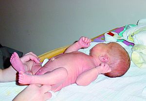 Prawidłowe ułożenie ciała zdrowego niemowlęcia